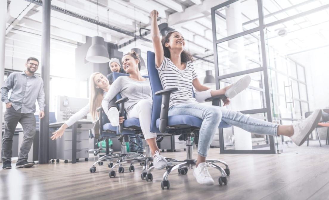 Sesión práctica de evaluación nutricional donde instructores guían estudiantes en análisis de casos reales